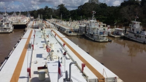 Transporte de granel lquido na Amaznia.